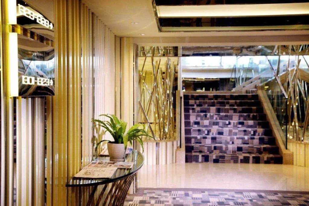 Regal Oriental Hotel - photo 2