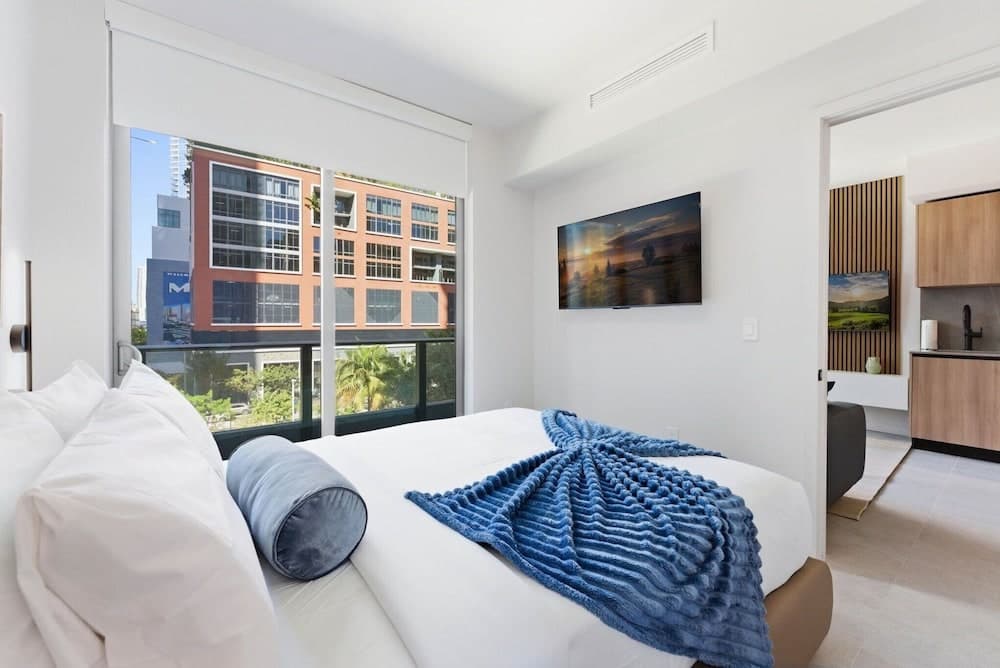 2BR + Den Downtown Miami for 5 - photo 2