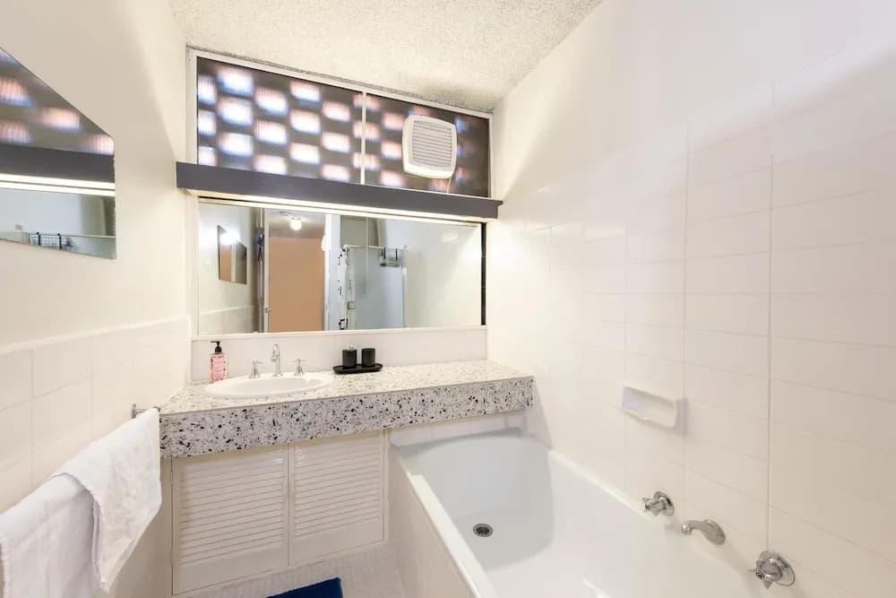 Beautiful 2-bed Unit in St Kilda West w/ Parking - photo 6