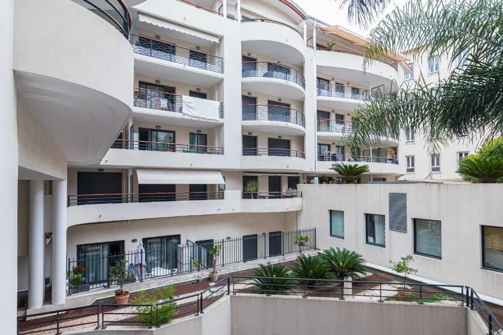 Nice 1 Bedroom downtown Carré d'Or with garage - main photo