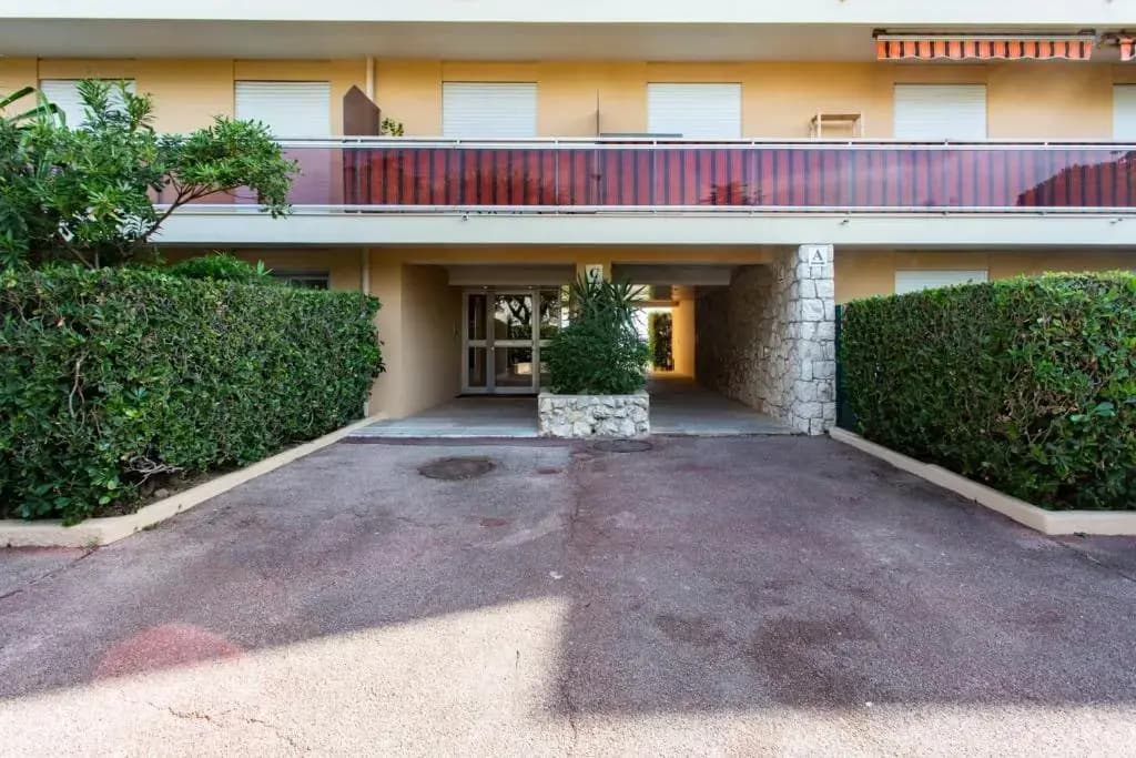 Nice Studio with balcony in quiet residence close to all amenities - photo 1