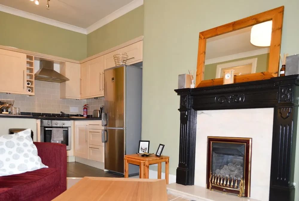 Colourful 1 Bedroom Apartment Near Edinburgh Centre - photo 8