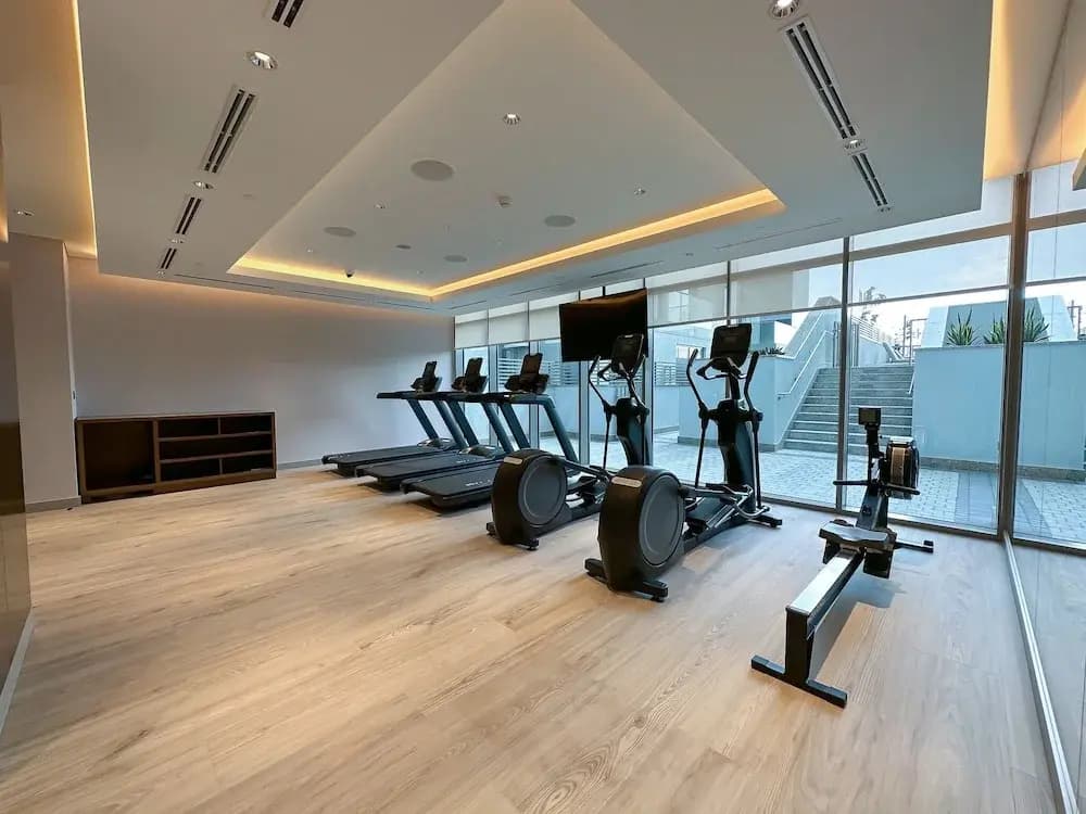 Luxury StayCation - Stylish Apartment With Balcony And City Views - photo 9