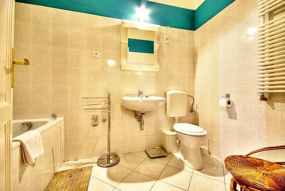 Vibrant 3 Bedroom Apartment In The Pulsing Heart Of Budapest - photo 8