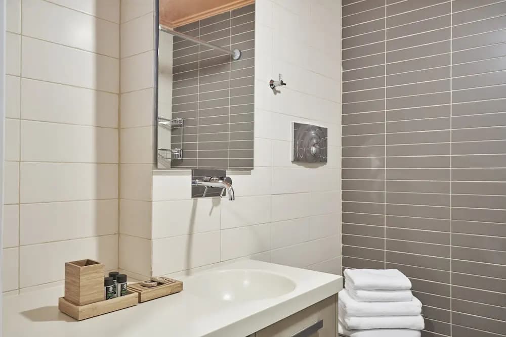 Contemporary Comfy Apt - photo 8