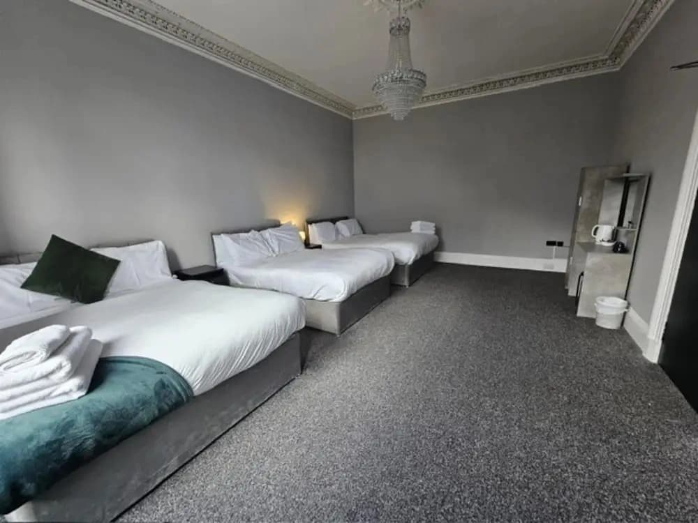 Edinburgh City Hotel - photo 3