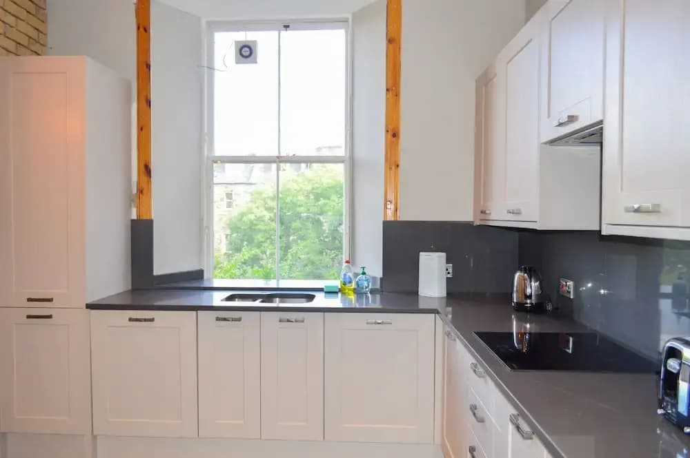 Spacious 3 Bedroom Flat in Marchmont - photo 3