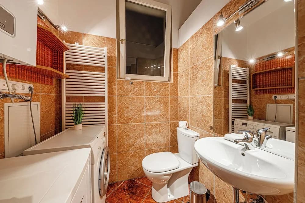 Budapest Classic Charm | 2Br + Cornertub + Smarttv - photo 7