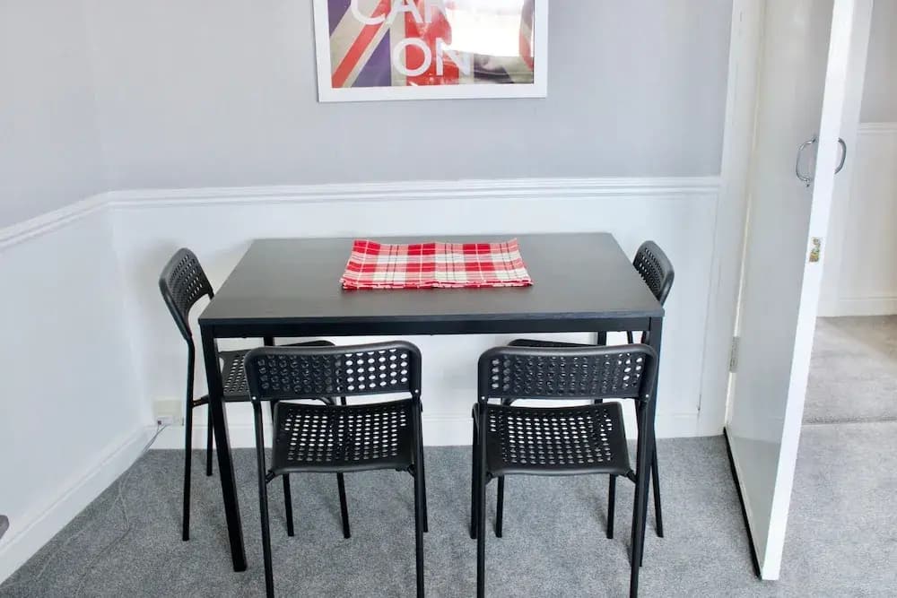 2 Bedroom Edinburgh Apartment - photo 3