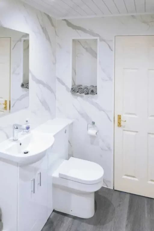 Snug & Serene 2BD Flat - Roseburn - photo 16