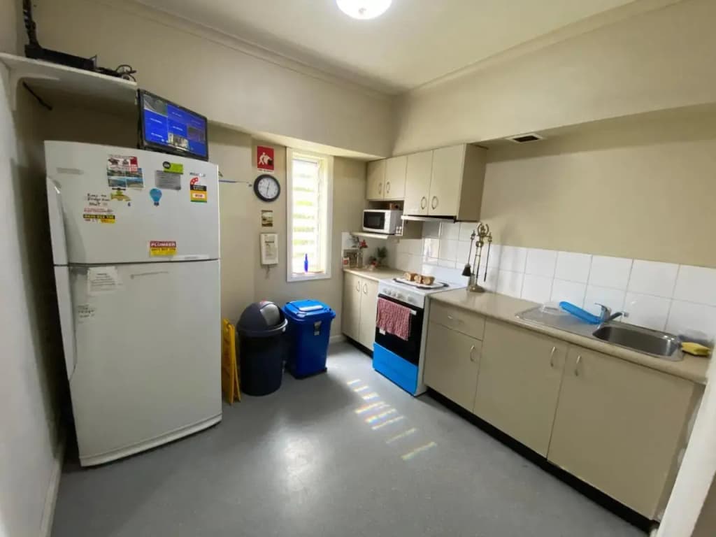 Quality room conveniently located for 2 or 3 si - photo 5