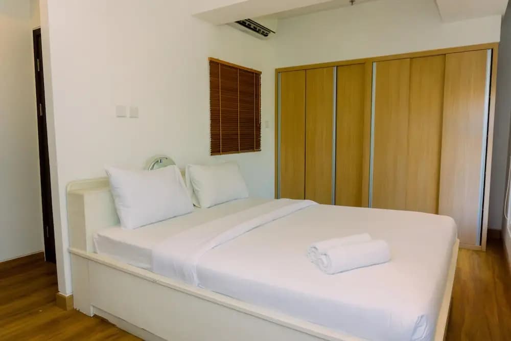 Spacious 1BR with Japandi Design at West Vista Apartment By Travelio - photo 5