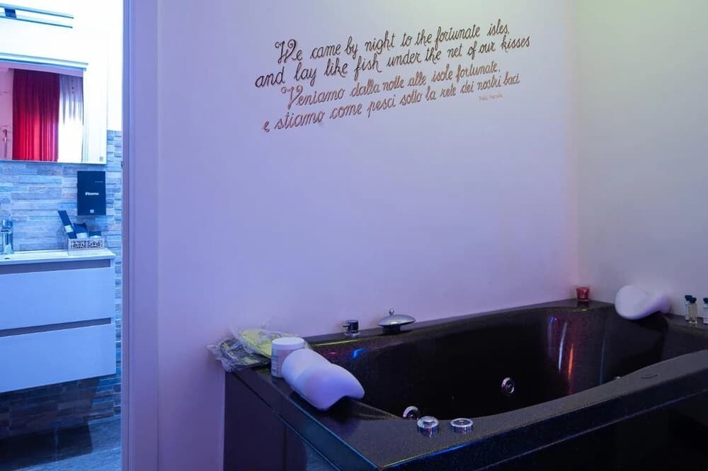 iRooms Jacuzzi Suites - photo 8