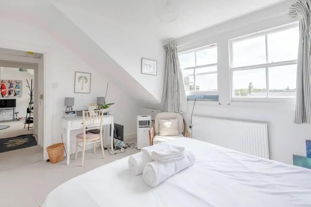 Top Floor 1BD Flat With Balcony - Ladbroke Grove - photo 3