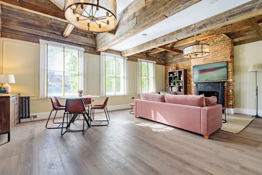 Oak & Poppy Apartments - photo 2