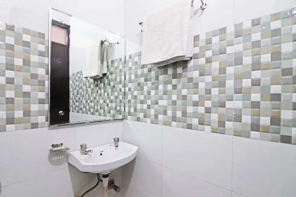 Mauryan Express Hotel Dashrathpuri Metro - photo 9