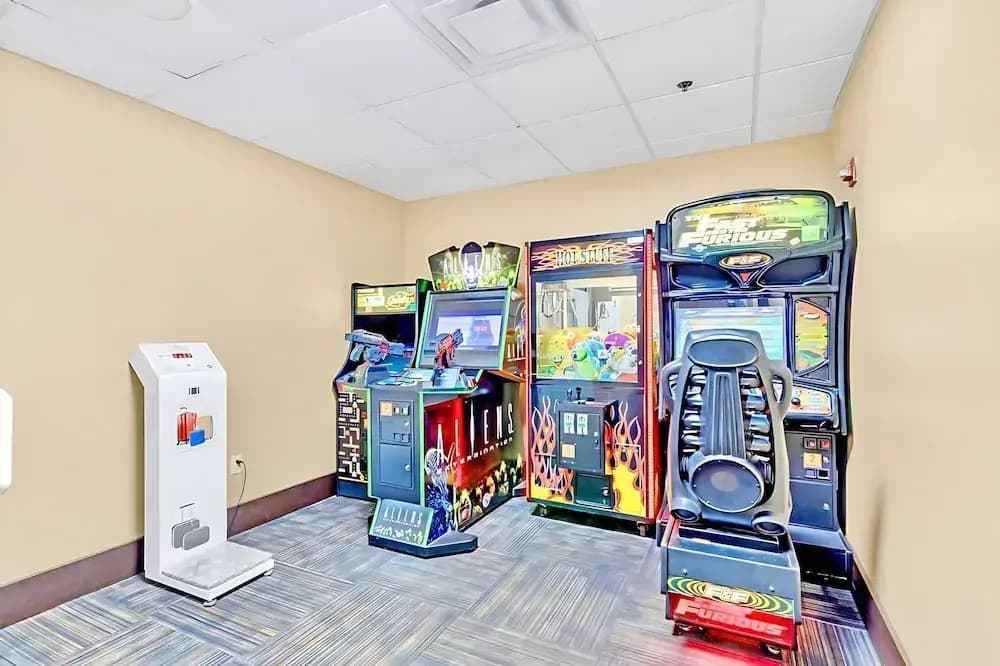 King Bedroom Suite w Outdoor Pool Hot Tub Arcade - photo 16