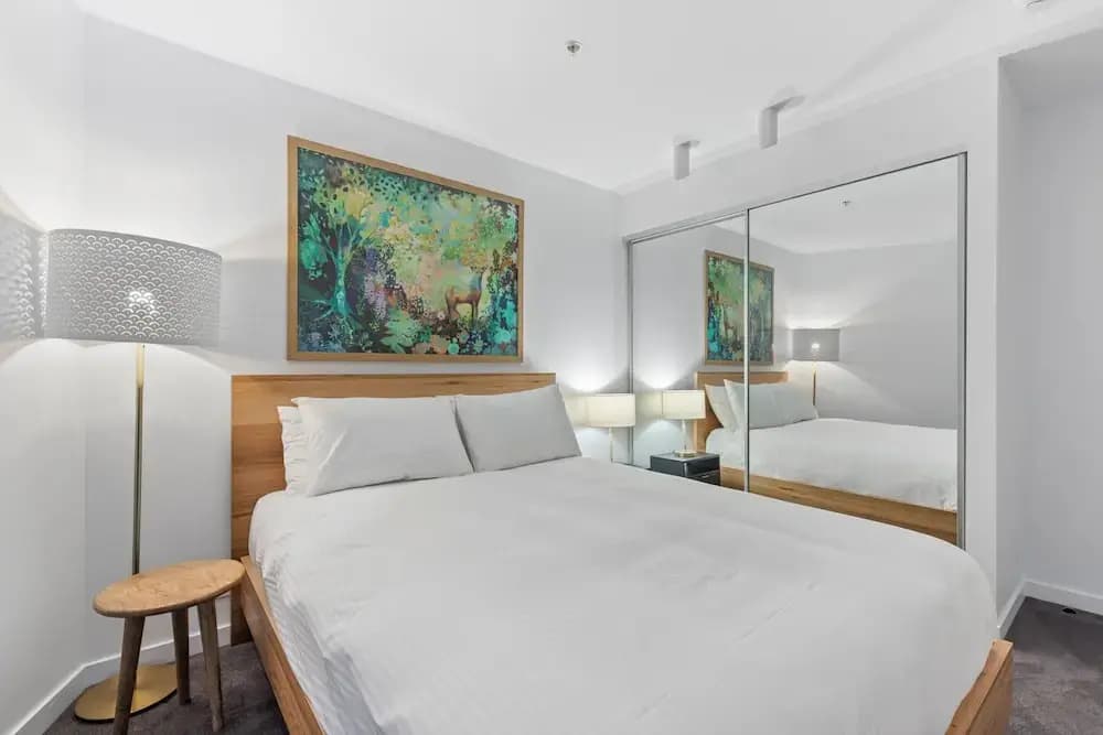 Chic 1-bed With Harbour Views & Pool by Tram Line - photo 1