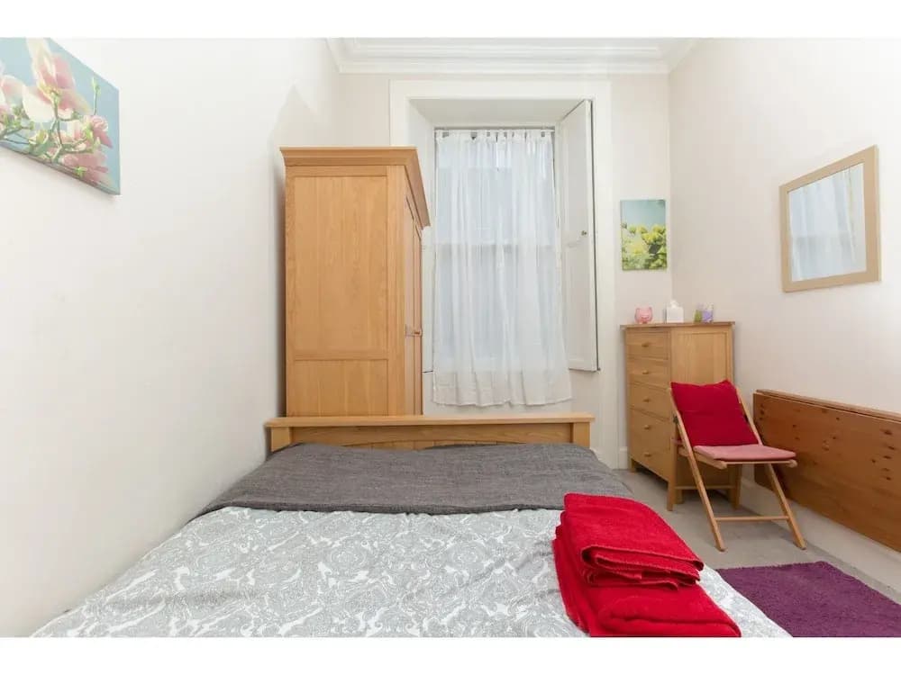 Spacious, Bright 5-br Flat for 10 in Edinburgh - photo 5