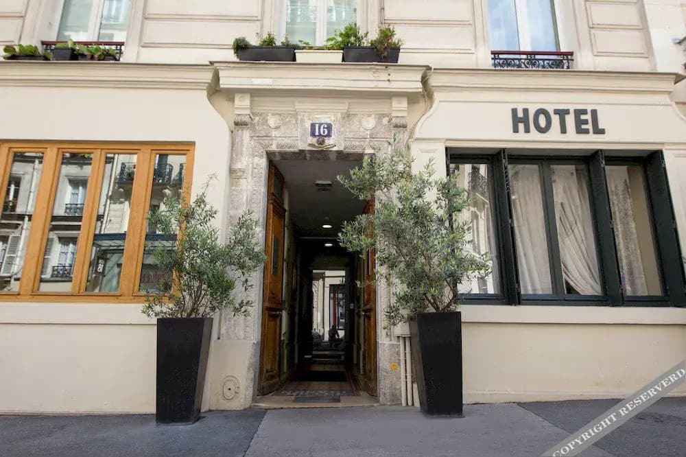 Parisian Apartment at the Foot of Montmartre - photo 1