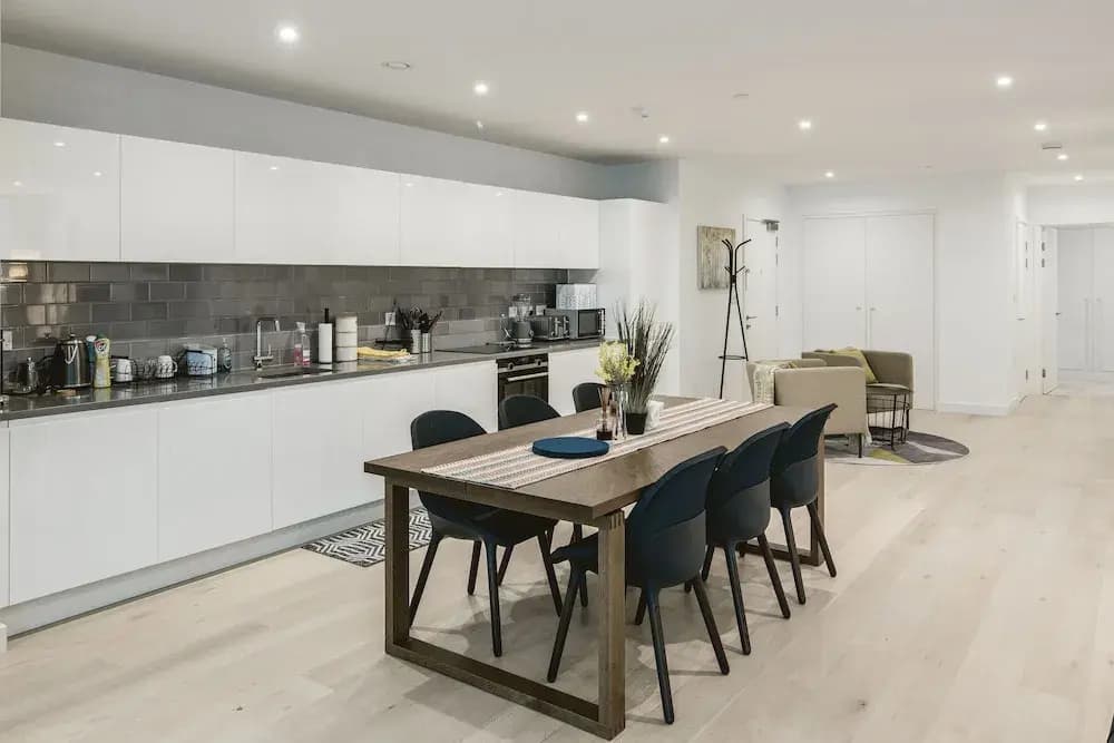 Stunning 3-bed Apartment in London - photo 13