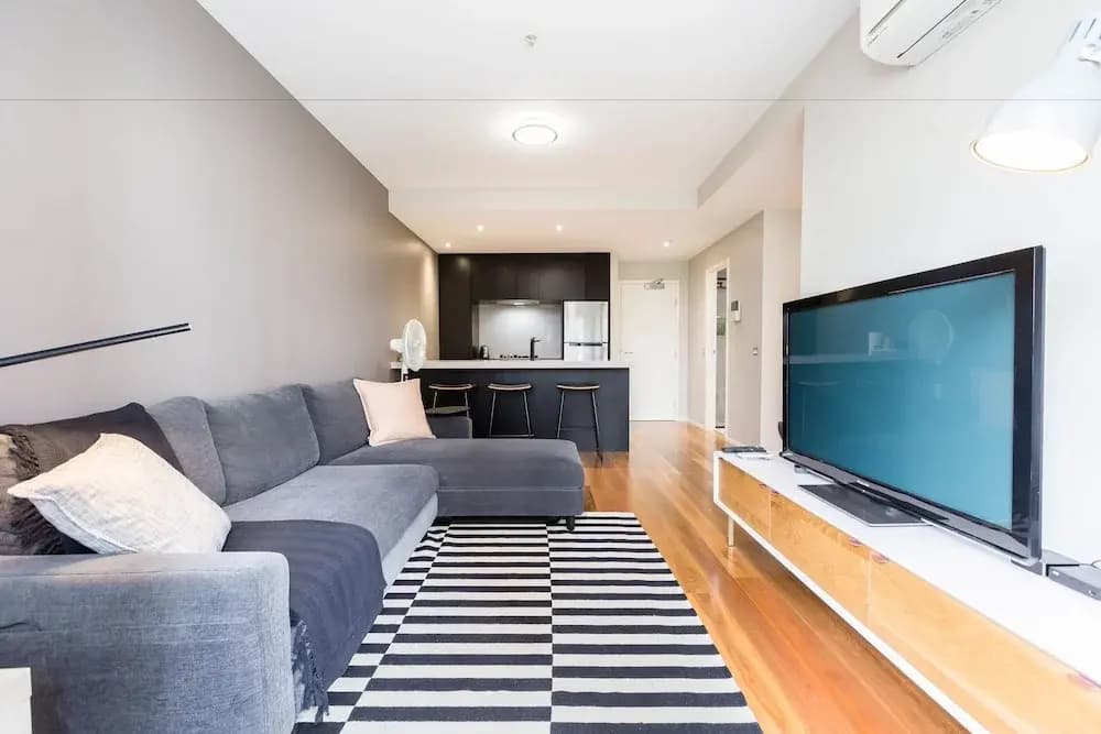SANDRA, 1BDR Carlton Apartment - photo 6