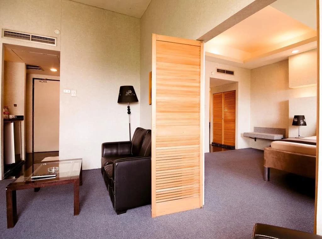 Peninsula Hotel - photo 2
