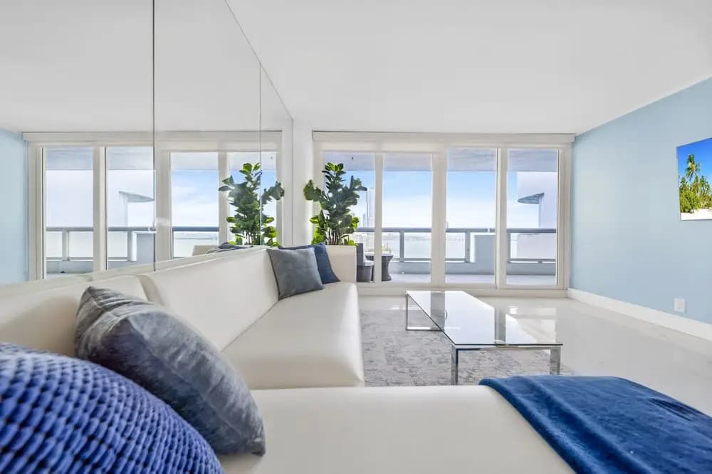 Spacious One Bedroom Centrally Located - photo 3