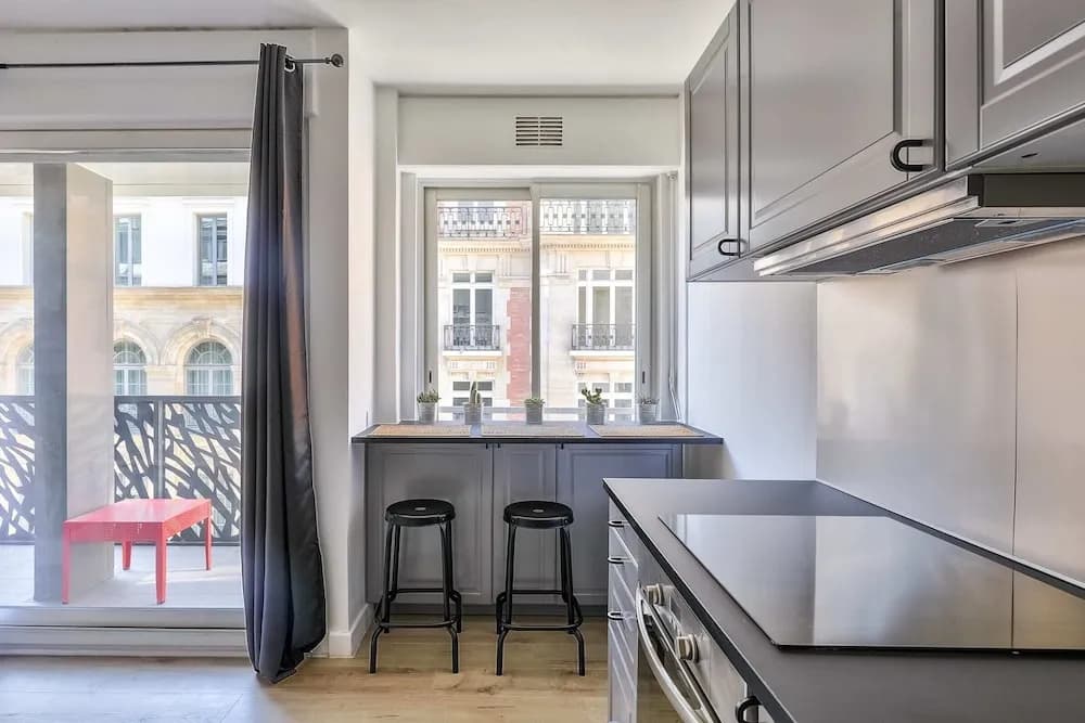 Charming 2 Room Apartment With Balcony - Paris 8ème - photo 3