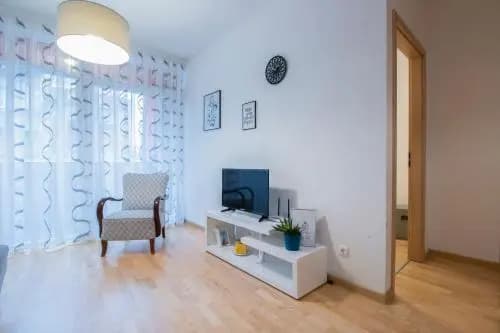 Modern 3 Br Apt with Balcony - photo 11