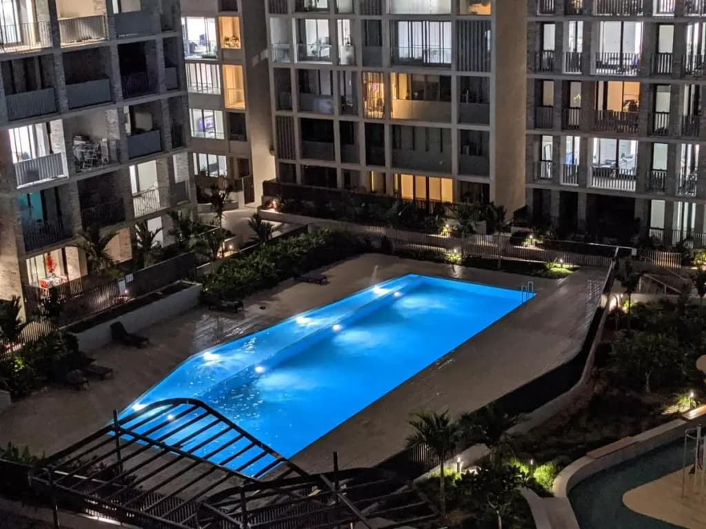 Luxury 3-bed 2-bath, balcony, with pool included, NO PARTIES! - photo 10