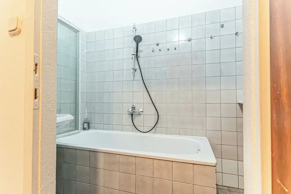 Cozy 2BR Apt Prime Central Spot - photo 8