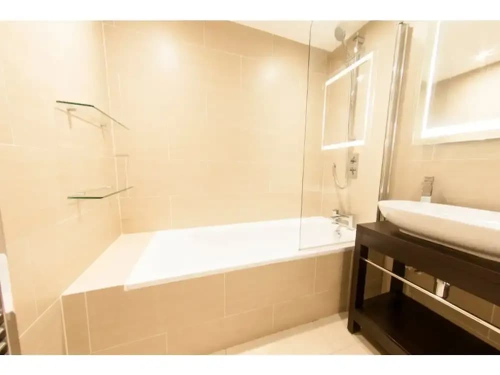 Bright, Classy 2BR Riverside Flat for 4 - photo 7