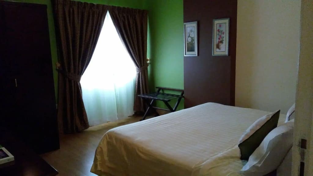 Royal Crown Hotel & Suites - photo 3