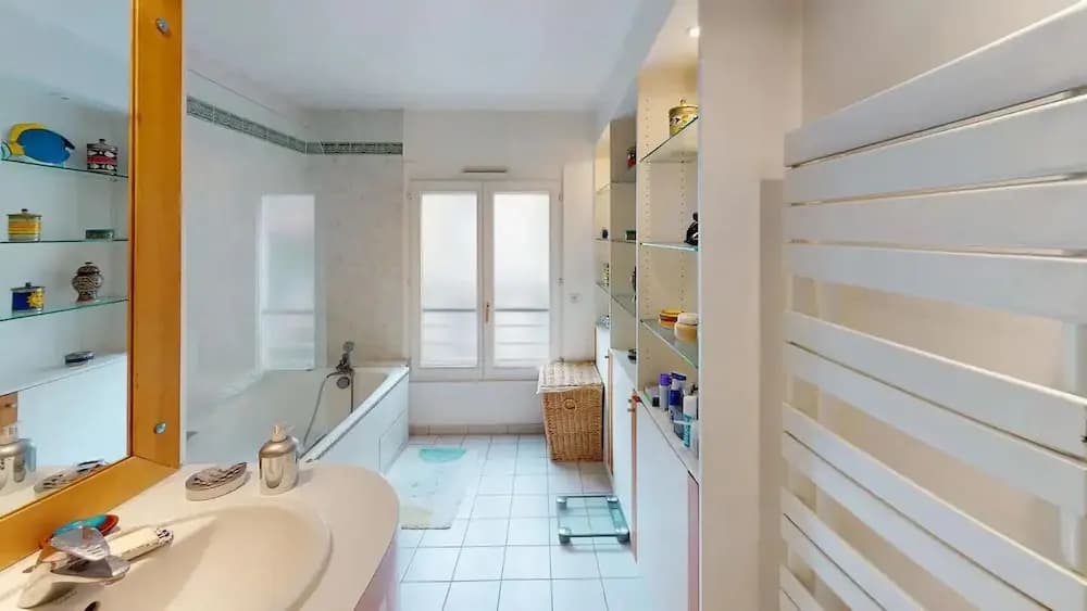 Marais Two Bedroom Haven - photo 7