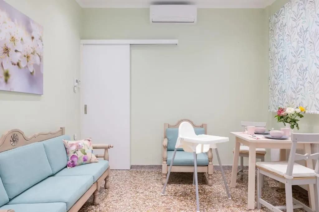 Grandma's Chic & Bright Athenian Home with a Patio - photo 11