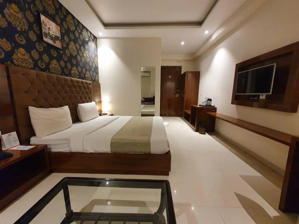 WhitePod Luxury at Delhi Airport - photo 2