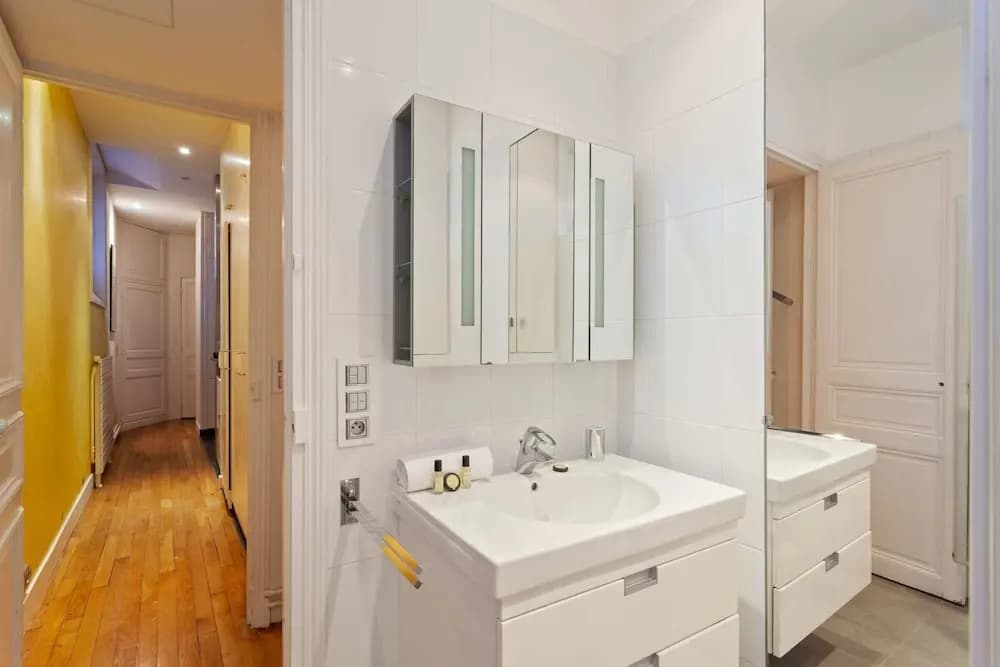 Beautiful Lavish Apartment for 6 in Paris VII by Guestready - photo 9