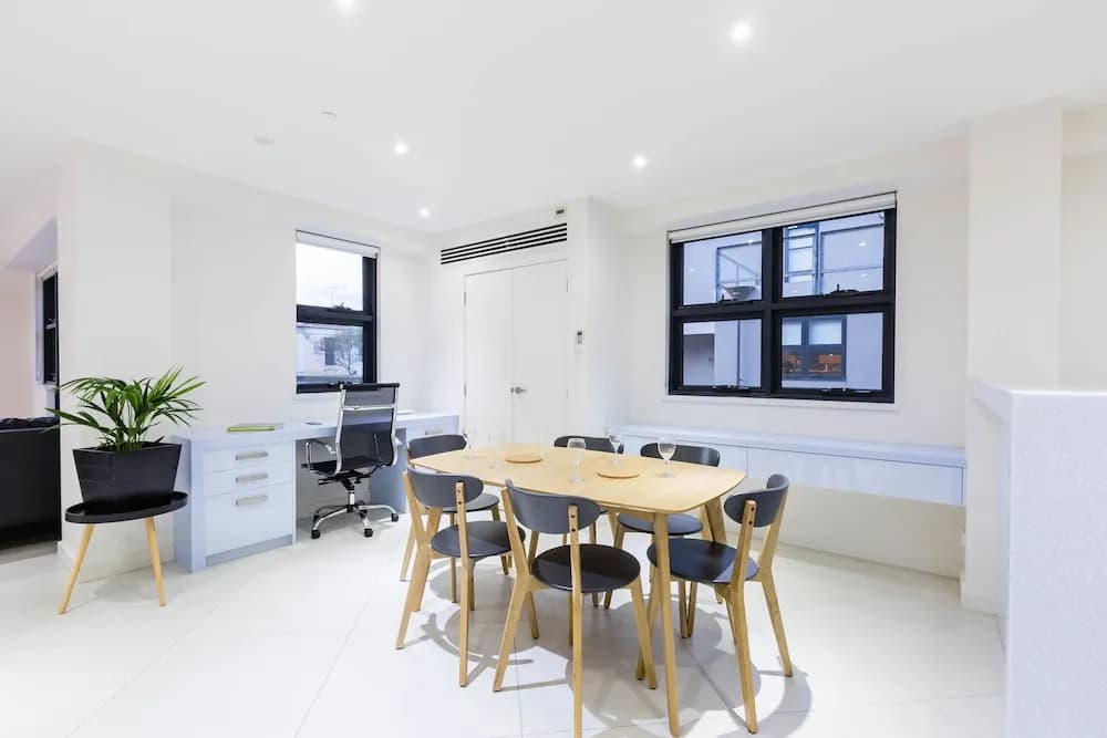 MADDISON, 3BDR Port Melbourne Apartment - photo 3