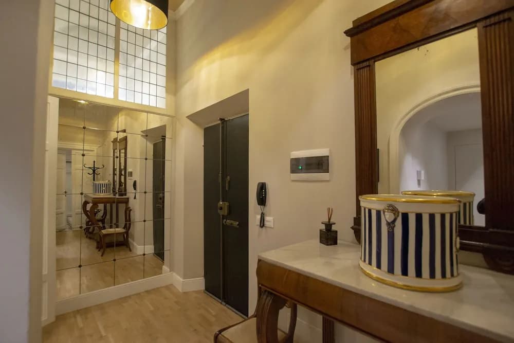 Flora Historical Luxury House - photo 9