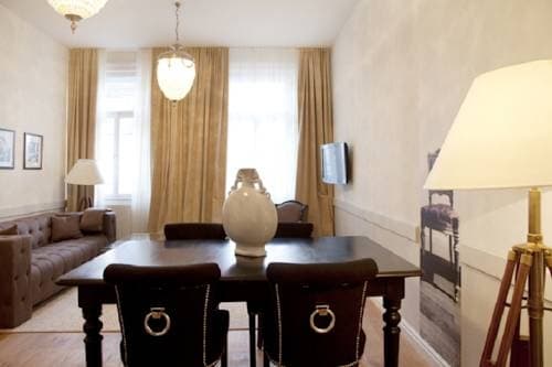 6 Rooms - main photo