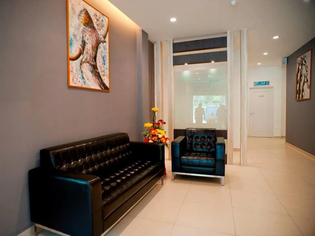 Big Orange Hotel - photo 12