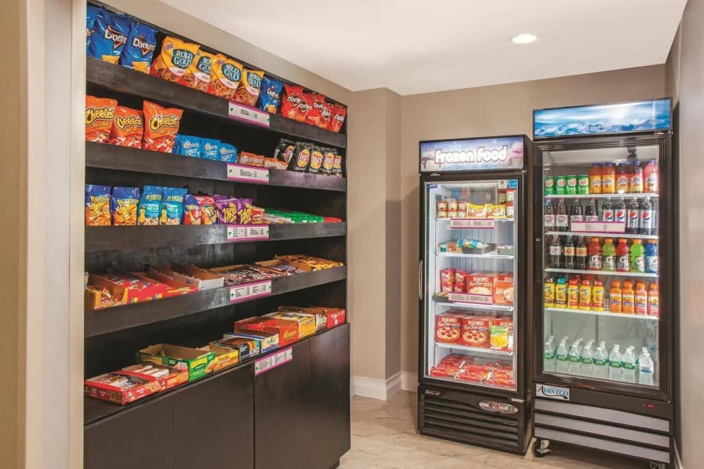 La Quinta Inn & Suites Far Rockaway - JFK Airport - photo 10