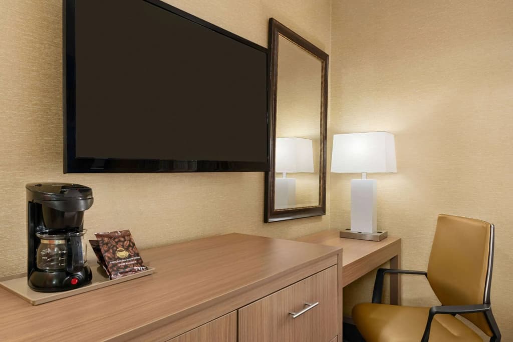 Days Inn by Wyndham Long Island City - photo 2