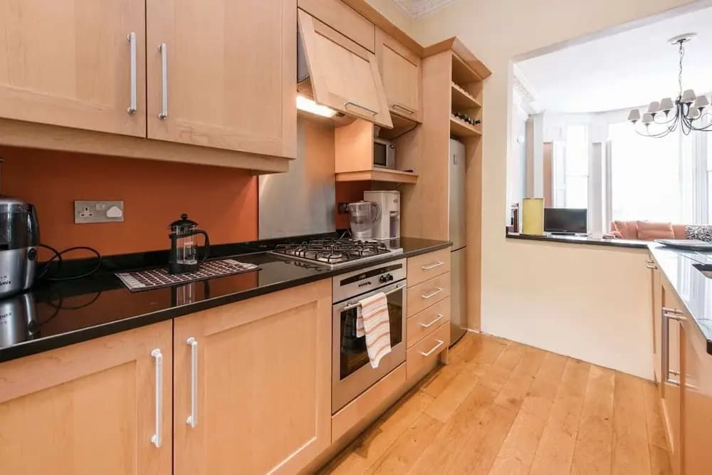 Inviting 1BD Hideaway Kensington Olympia! - photo 5
