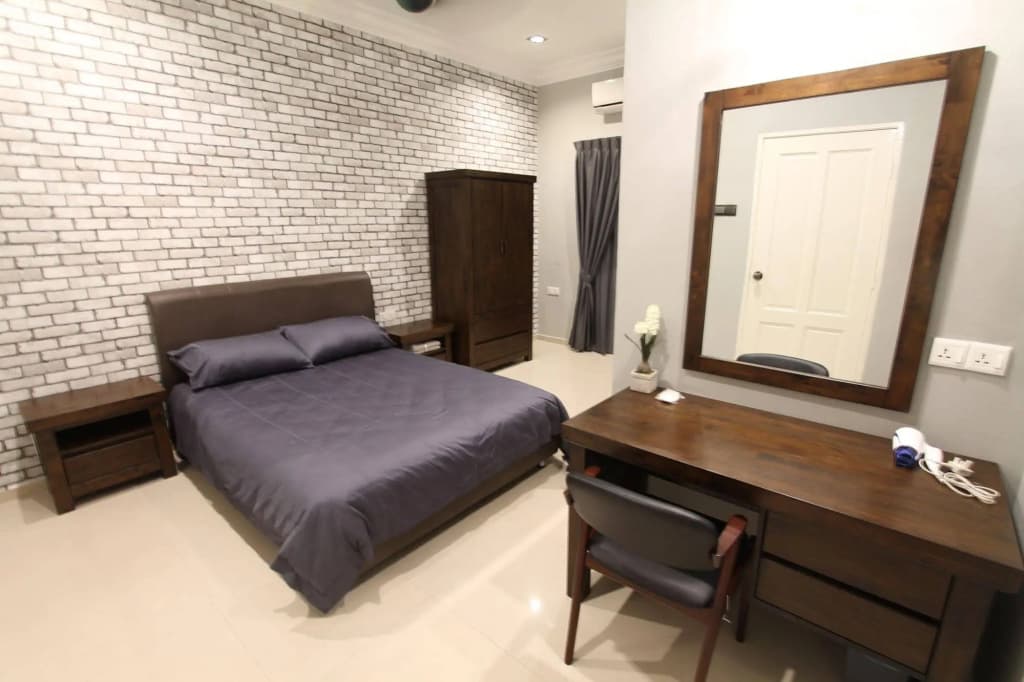 Ian's De Splendid Home - photo 5