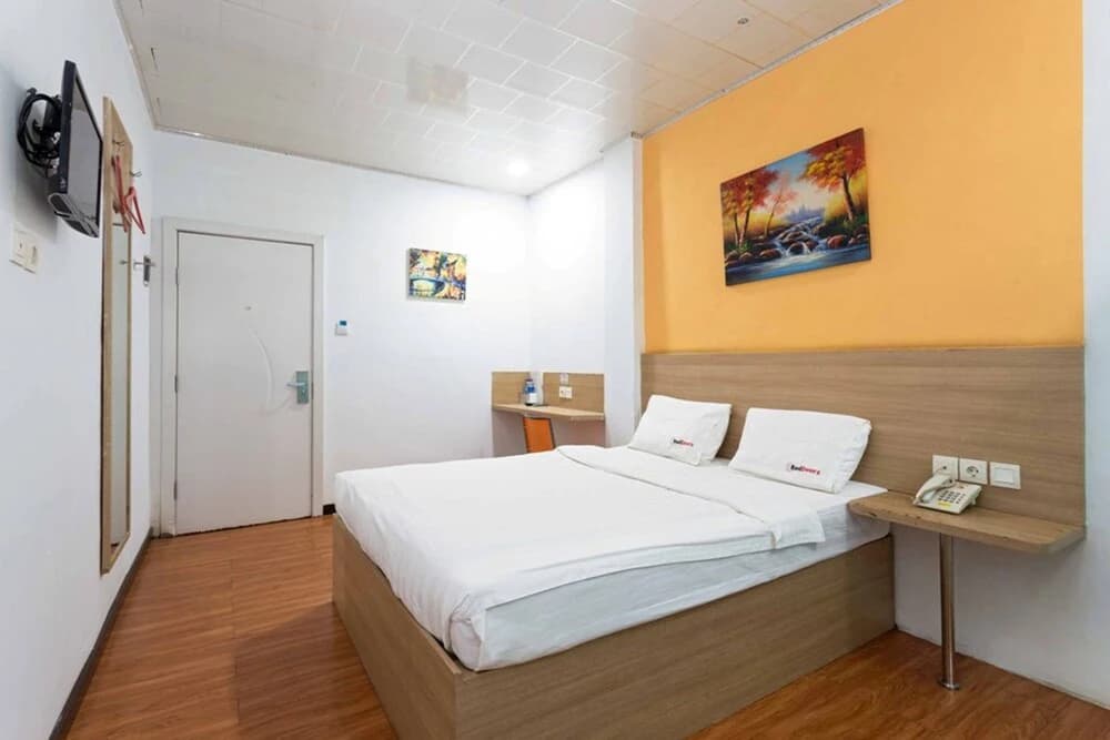 Suba Hotel by RedDoorz - main photo