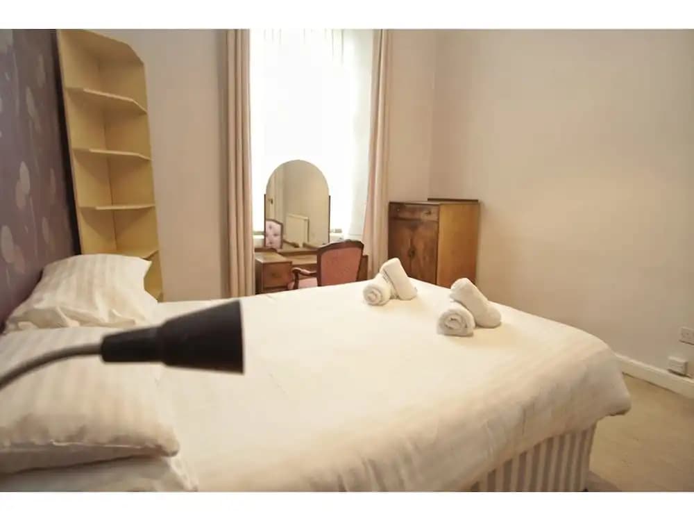 Spacious 2 Bedroom Flat, Leith Walk - photo 5