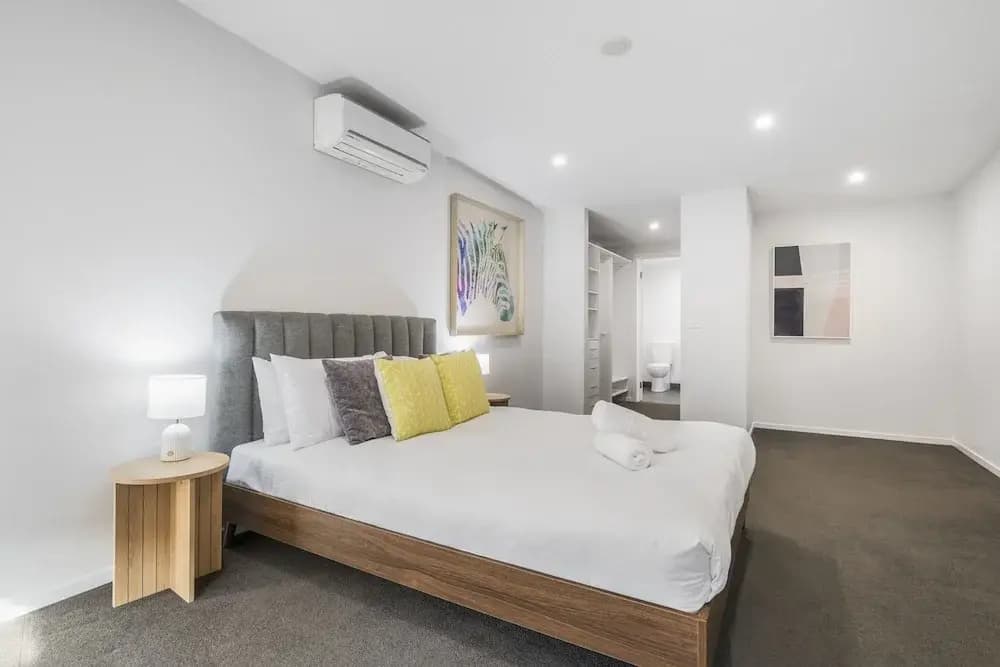 Northcote 3-bed Townhouse Near Cafes & Shops - photo 2