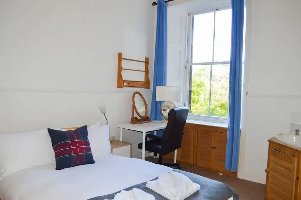 Spacious 3 Bedroom Flat in Marchmont - photo 8